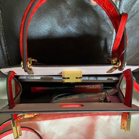 Tory Burch Lee Radziwill Petite Croc-Embossed Leather Bag - Picture 15 of 16